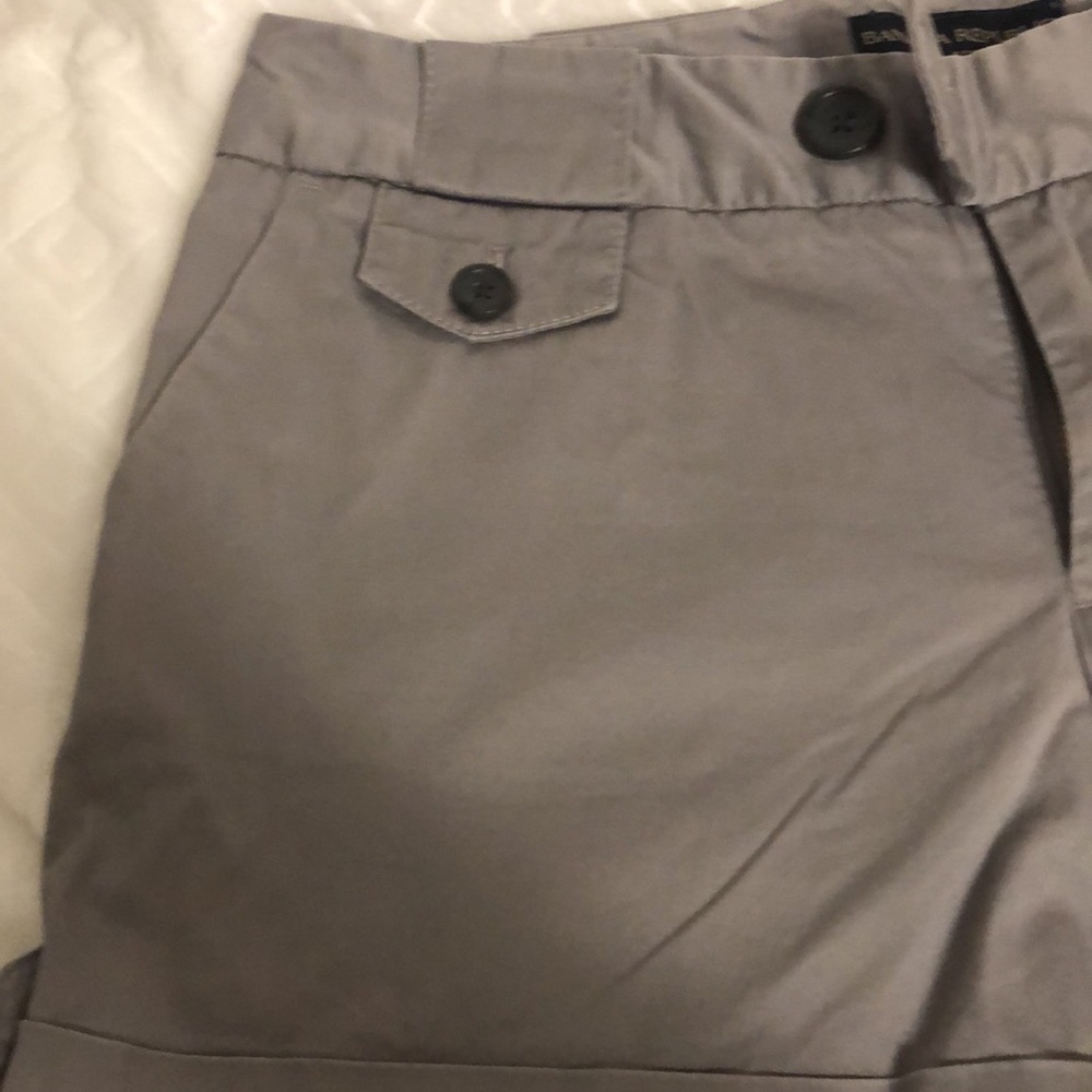 Super cute Banana Republic grey shorts with pockets everywhere! - Picture 4 of 9